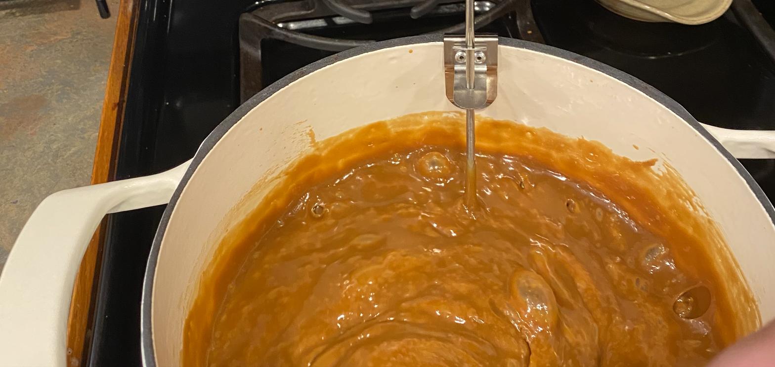 Caramel slow-cooking in a pot